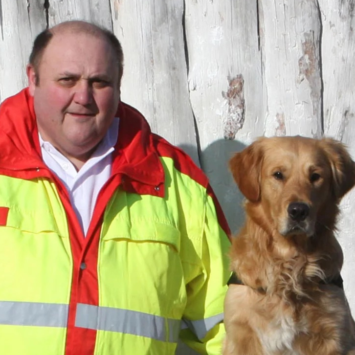 Rettungshundeführer Johann Höttinger mit Rettungshund