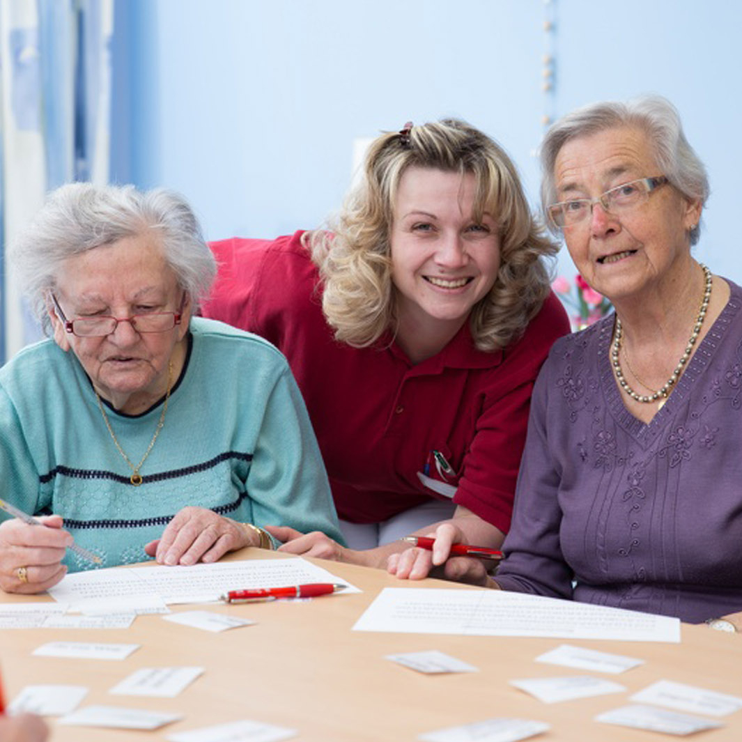 Bewohnerinnen und Betreuerin in Pflegekompetenzzentrum