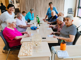 Ältere Menschen spielen Bingo in einem Gemeinschaftsraum.