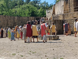 Eine Gruppe von Menschen in historischen Gewändern in einer Freiluftarena.