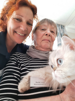 Betreuerin Sonja mit Bewohnerin und Katze im Selfiemode