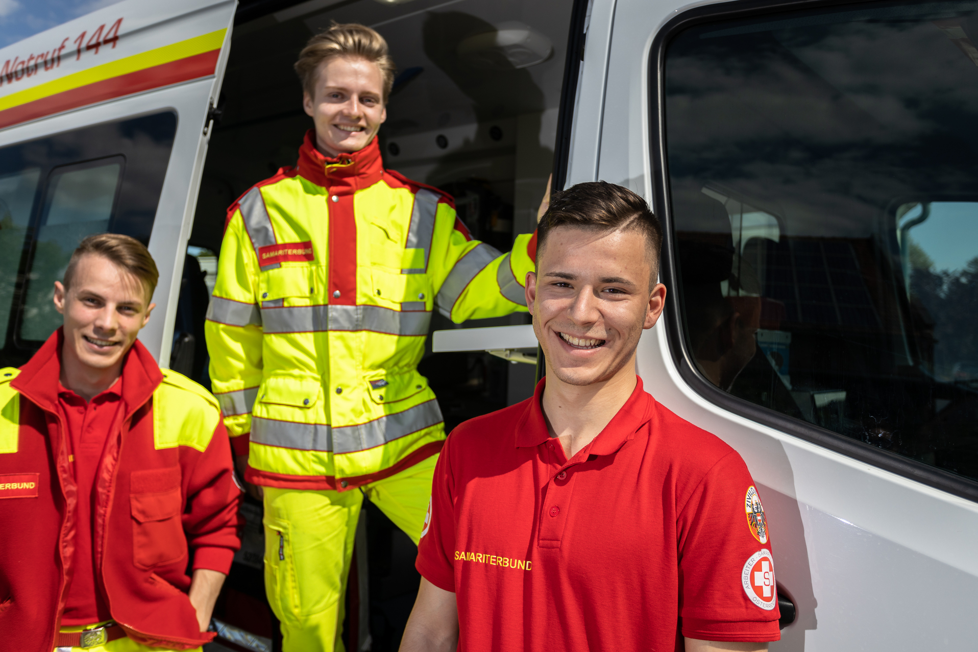 Drei Zivildienstleistende in Samariterbund-Uniform