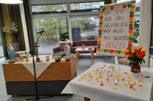 Ein Tisch mit Kerzen und einem Plakat: 