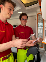 Zwei Sanitäter ziehen Medikamente in Spritzen auf.