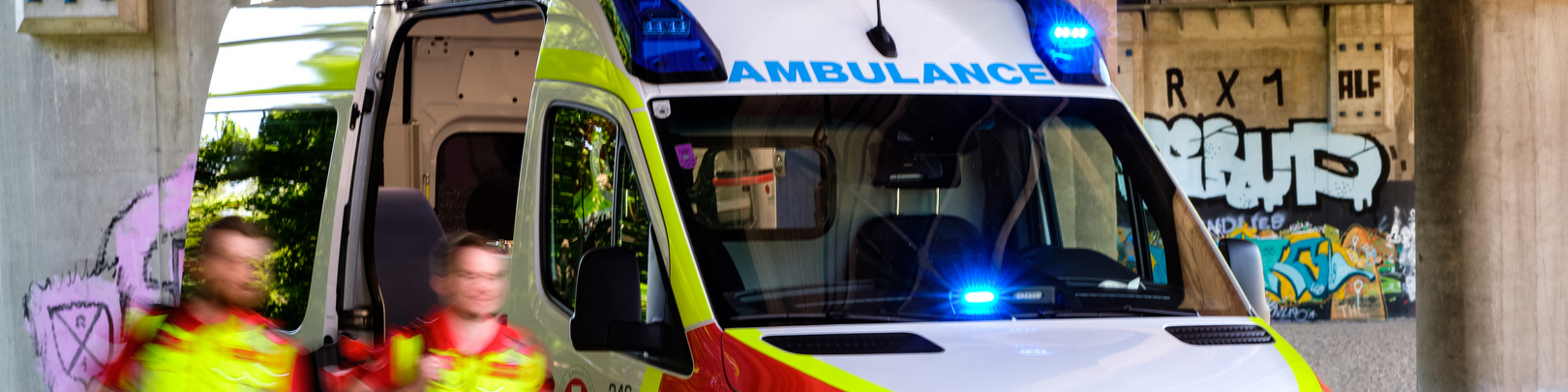 Zwei Samariterbund-Sanitäter vor Rettungswagen