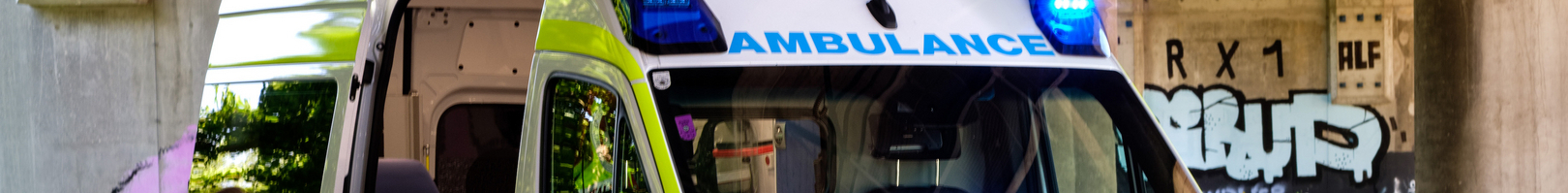 Zwei Samariterbund-Sanitäter vor Rettungswagen