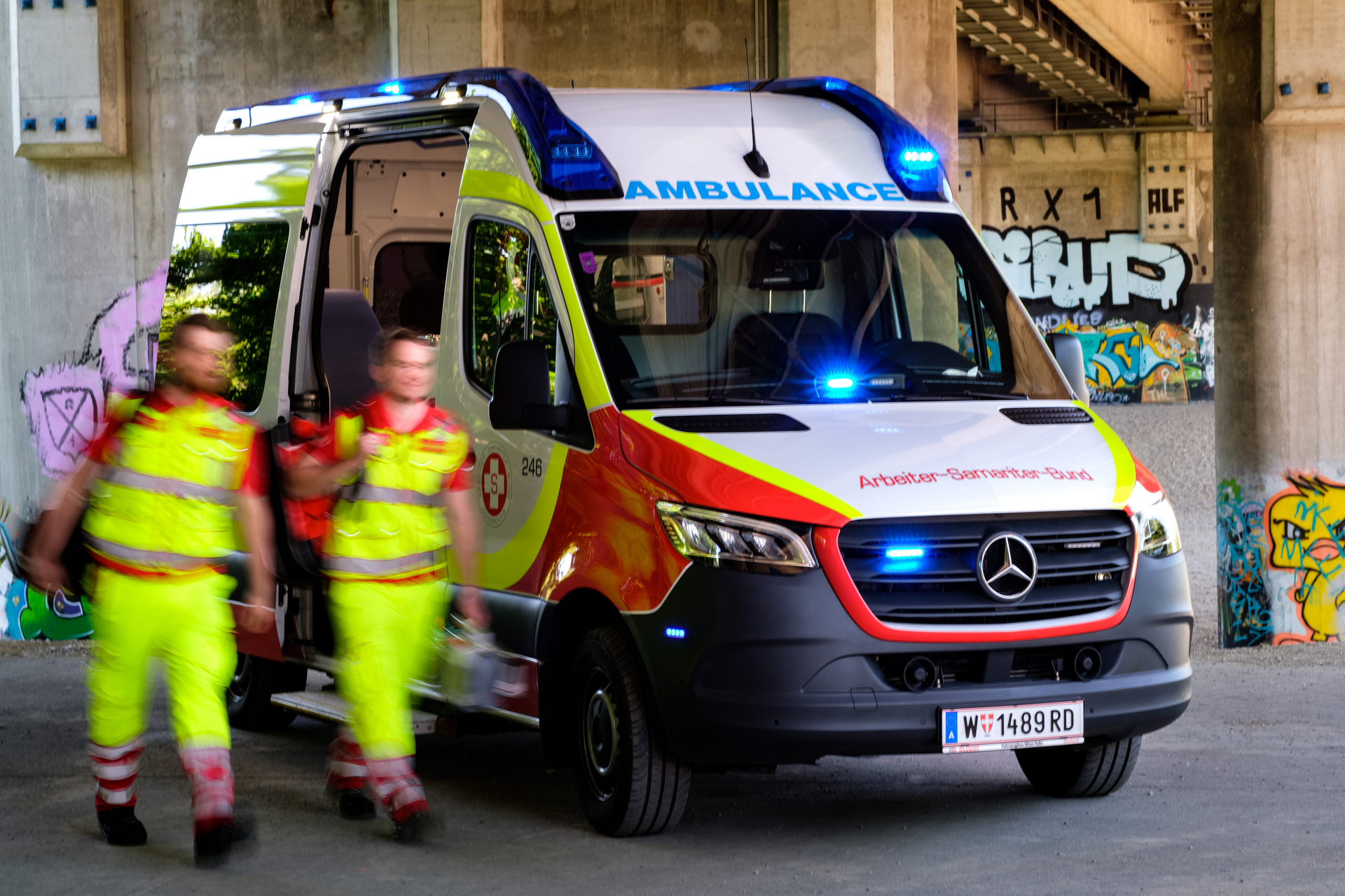 Zwei Samariterbund-Sanitäter vor Rettungswagen