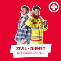 Zwei junge Männer, einer in Freizeitkleidung, der andere in Sanitäteruniform.