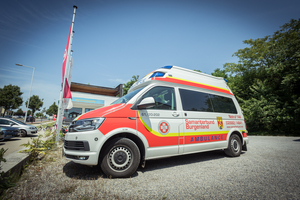 Ein Krankenwagen des Samariterbundes Burgenland steht auf einem Parkplatz.