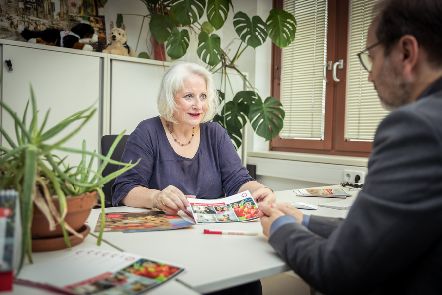 Samariterbund-Mitarbeiterin informiert einen Interessenten über Vorsorgemöglichkeiten und Testamentsspende.