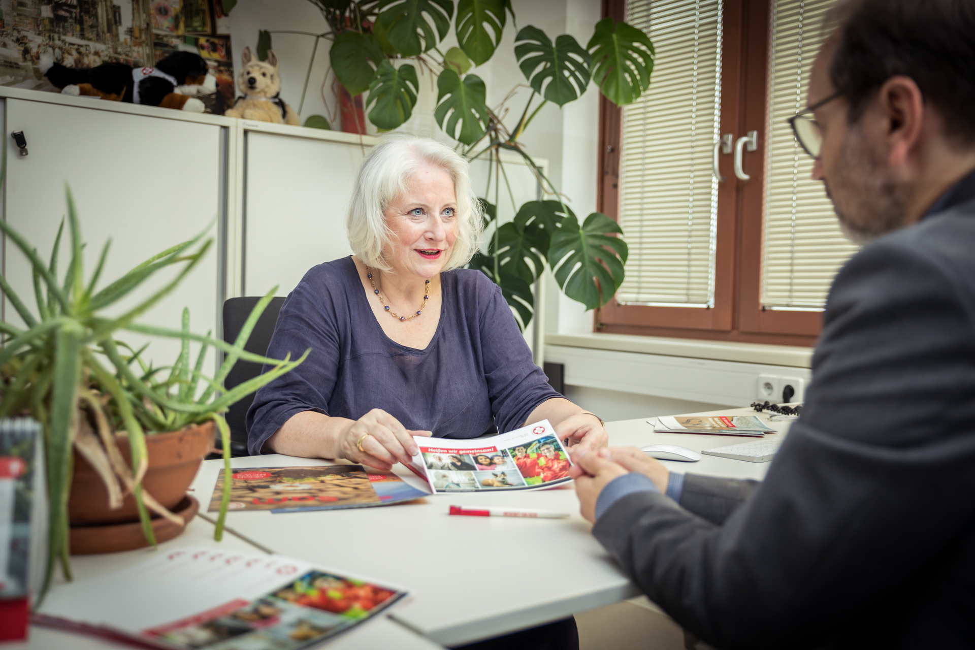 Samariterbund-Mitarbeiterin informiert einen Interessenten über Vorsorgemöglichkeiten und Testamentsspende.