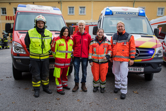 SA-RRT-Mitglied Anja vor Einsatzfahrzeug