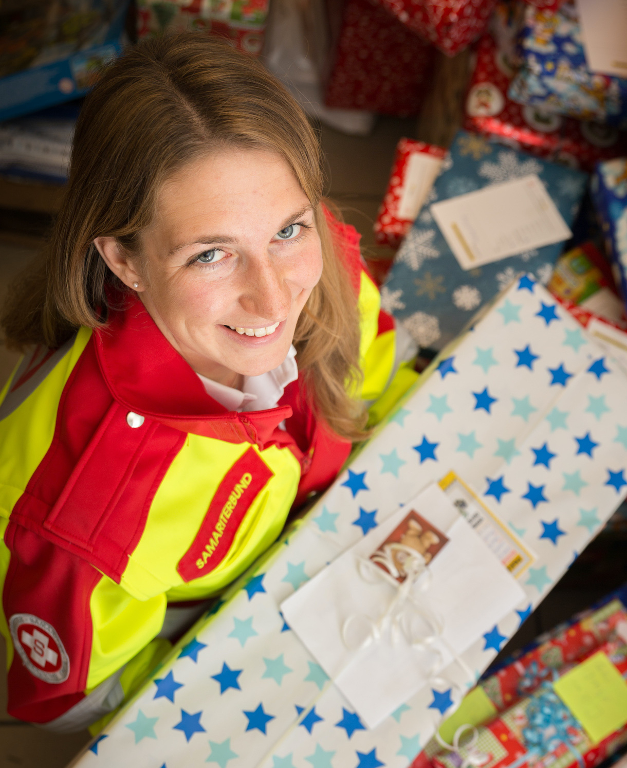 Samariterbund Mitarbeiterin beim Sortieren der Geschenke