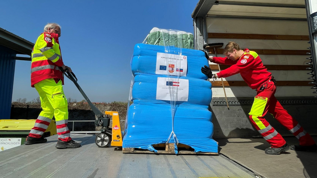 Hilfsgüter werden in LKW verladen 