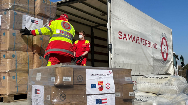 Hilfsgüter werden in LKW verladen