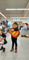 Ein Mädchen spielt eine Gitarre in einem Geschäft.