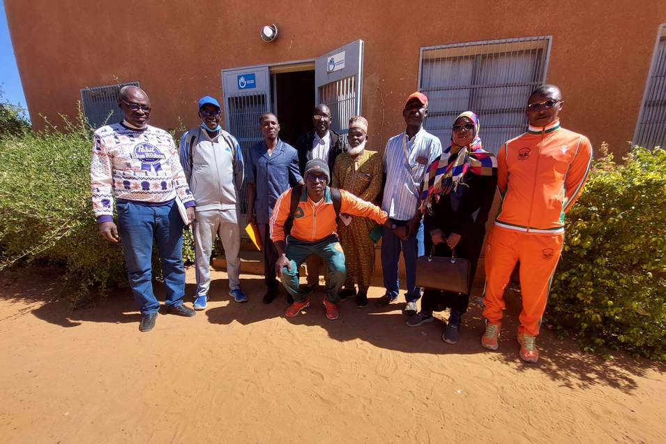 Gruppenfoto von 9 Männern aus Niger in Arbeitskleidung