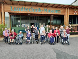 Gruppe von Senioren und Betreuern vor dem Landtechnik-Museum.