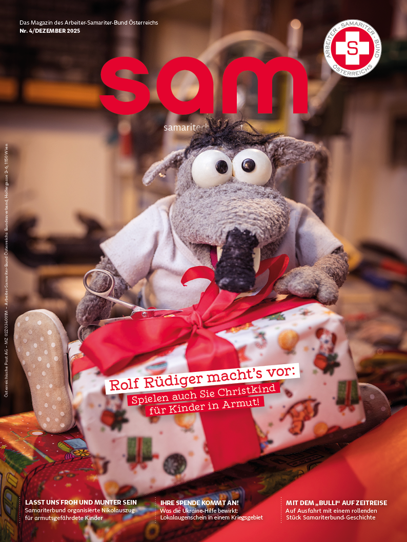 Plüschfigur mit Weihnachtsgeschenk und Aufruf zur Unterstützung von Kindern in Armut.