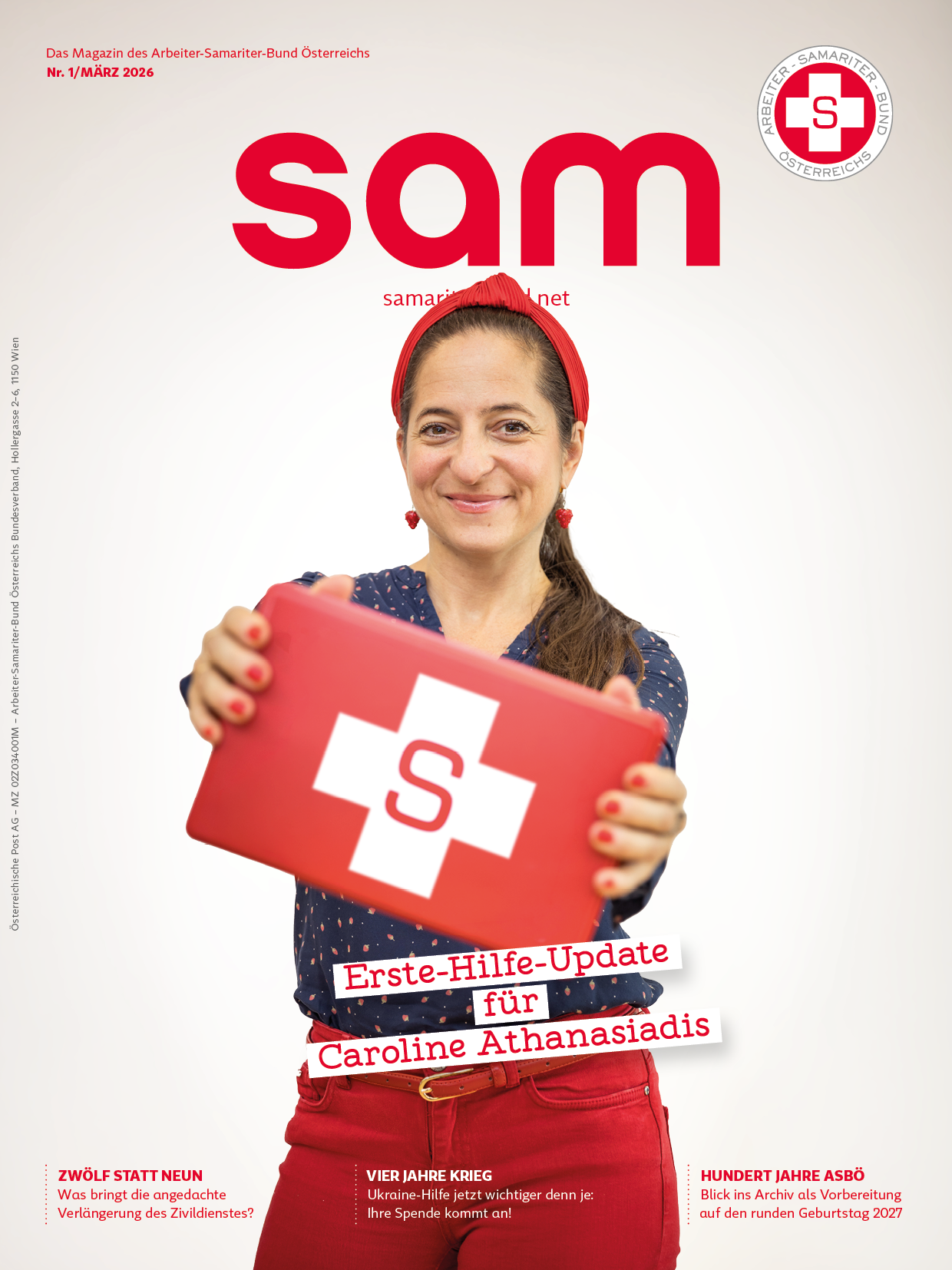 Das Cover zeigt Caroline Athanasiadis, die einen Erste-Hilfe-Koffer in die Kamera hält.