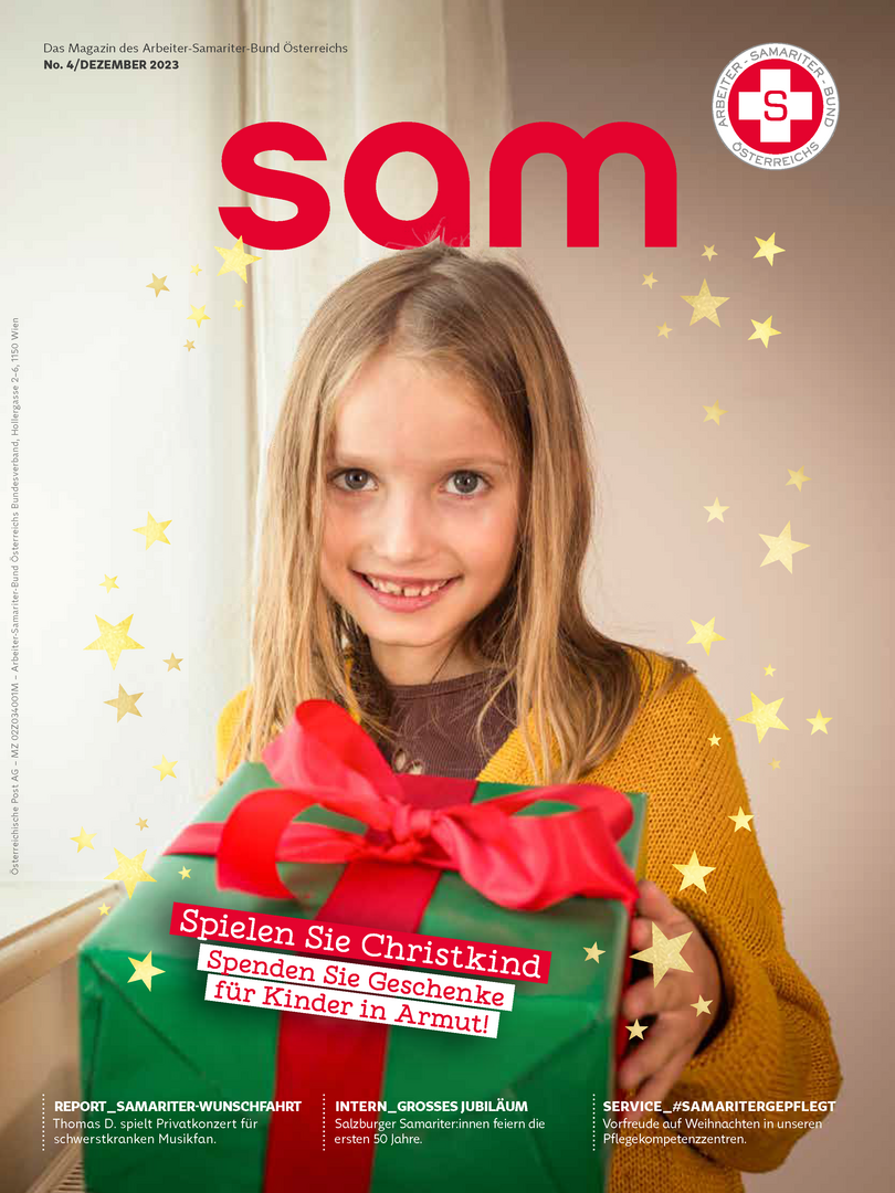 Ein Mädchen hält ein Geschenk und fordert zu Spenden für bedürftige Kinder auf.