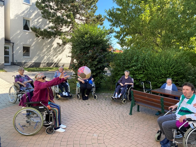 Ballspiele im Garten ArbeiterSamariterBund Österreichs