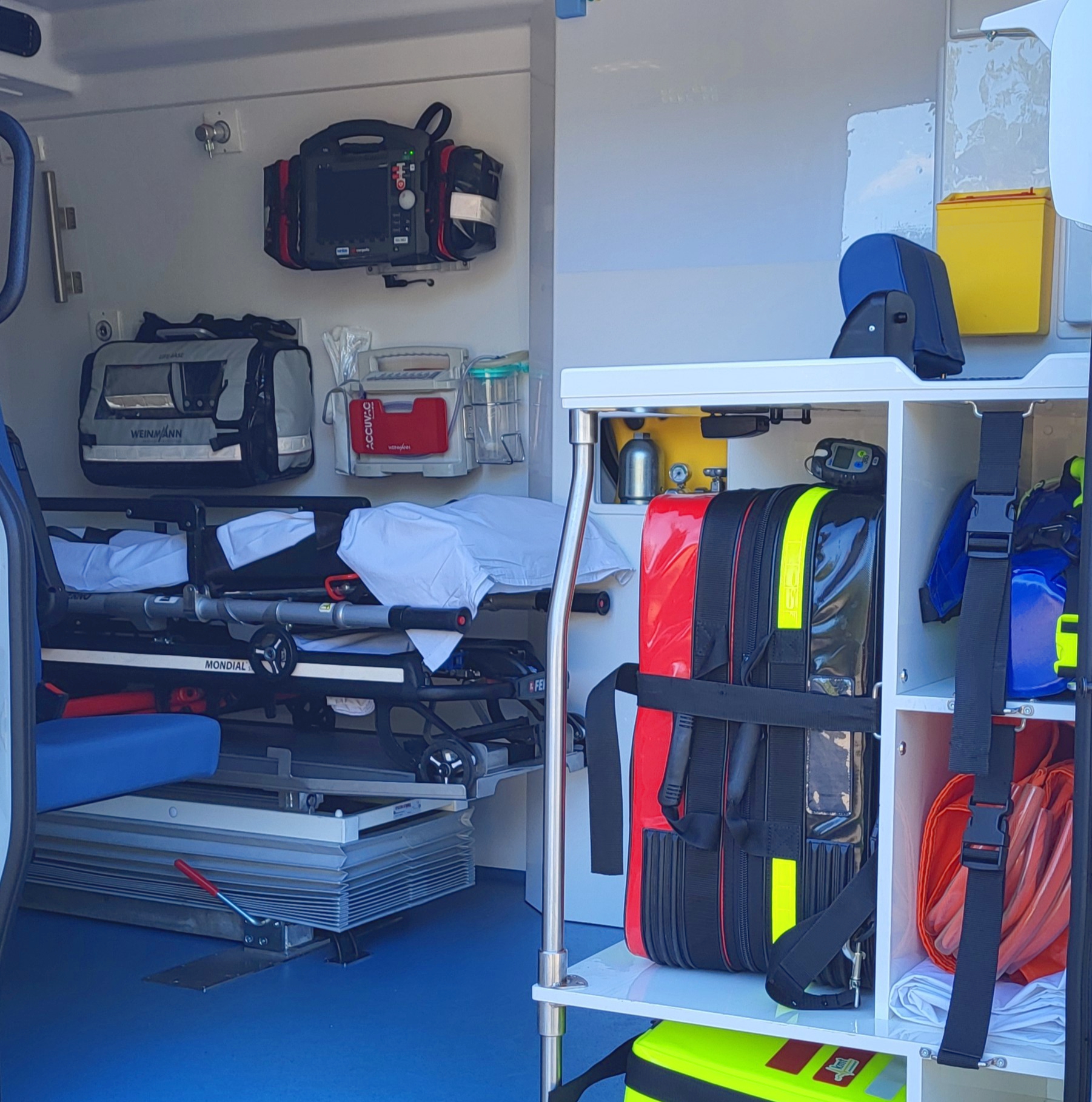 Innere eines Krankenwagens mit medizinischer Ausrüstung und Trage.