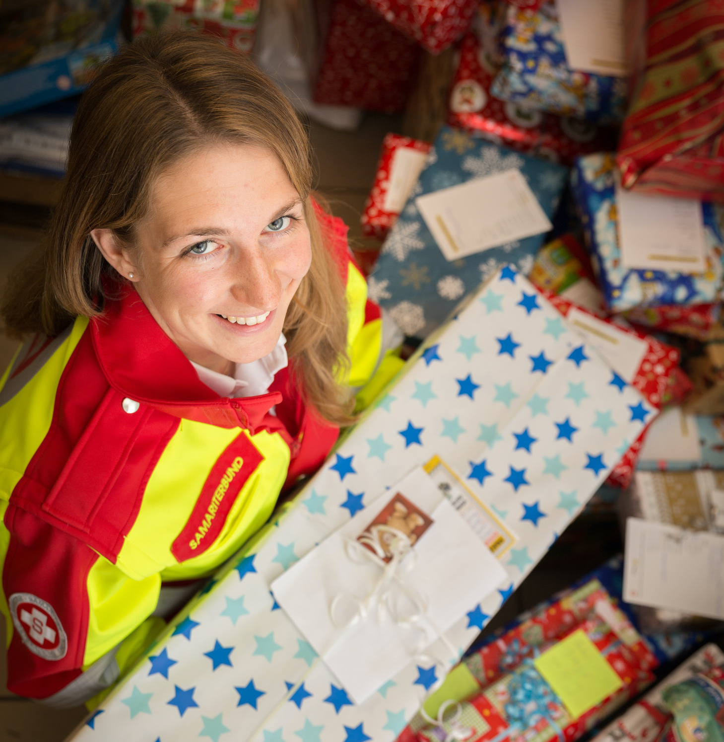 Samariterin mit Weihnachtspaket